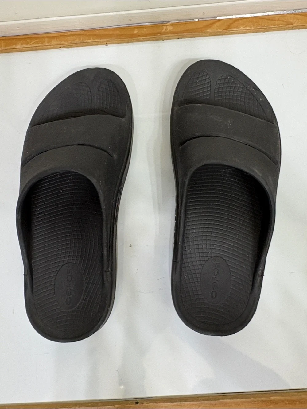 OOFOS Black Slip-On‎ Recovery Slides